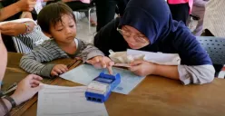 Ilustrasi penyaluran bantuan KAJ. (Sumber: dinsos.jakarta.go.id)