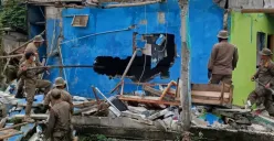 Petugas membongkar bangunan liar diduga sarang prostitusi di wilayah Kecamatan Pasar Kemis, Kabupaten Tangerang, Kamis, 21 Agustus 2025. (Sumber: Poskota/Veronica Prasetio)