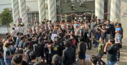Massa yang jumlahnya sekitar ratusan dari Komunitas Pandeglang Gelap melakukan aksi demo di depan Kantor Bupati Pandeglang. (Sumber: POSKOTA | Foto: Samsul Fatoni)