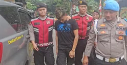 Polisi menggiring seorang remaja yang ditangkap karena menjual obat keras daftar G secara ilegal di kawasan Depok, Jawa Barat. (Sumber: Polsek Cimanggis)