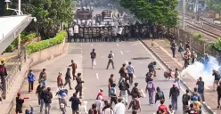 Bentrokan antara peserta aksi unjuk rasa dengan polisi di belakang Gedung DPR, Jalan Gelora hingga Jalan Tentara Pelajar, Senin, 25 Agustus 2025. (Sumber: Poskota/Ali Mansur)