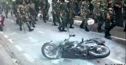 Sepeda motor yang diduga milik warga yang sedang berkunjung ke Gedung DPR dibakar oleh massa aksi di Jalan Gelora, Senayan, Jakarta Pusat, Senin, 25 Agustus 2025. (Sumber: POSKOTA | Foto: Ali Mansur)