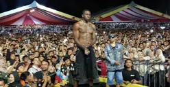 Melly Mike tampil memukau di panggung penutupan Pacu Jalur Tradisional 2025, Teluk Kuantan. (Sumber: Dok/Polda Riau)