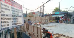 Sejumlah pekerja tengah melakukan proses rehabilitasi Jembatan 0 di Kota Bekasi, Senin 25 Agustus 2025. Proyek senilai Rp1,75 miliar ini ditargetkan rampung dalam 90 hari kalender. (Sumber: Poskota/Nurpini Aulia Rapika)