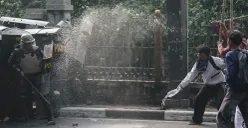 Sejumlah massa aksi berhadapan dengan aparat saat demo di belakang DPR dan Pejompongan, Jakarta, Senin, 25 Agustus 2025. (Sumber: Poskota/Bilal Nugraha Ginanjar)