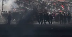 Sejumlah massa aksi berhadapan dengan aparat saat demo di belakang DPR dan Pejompongan, Jakarta, Senin, 25 Agustus 2025. (Sumber: Poskota/Bilal Nugraha Ginanjar)