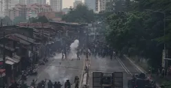 Sejumlah massa aksi berhadapan dengan aparat saat demo di belakang DPR dan Pejompongan, Jakarta, Senin, 25 Agustus 2025. (Sumber: Poskota/Bilal Nugraha Ginanjar)