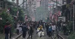 Sejumlah massa aksi berhadapan dengan aparat saat demo di belakang DPR dan Pejompongan. (Sumber: Poskota/Bilal Nugraha Ginanjar)