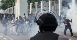 Sejumlah massa aksi berhadapan dengan aparat saat demo di belakang DPR dan Pejompongan, Jakarta, Senin, 25 Agustus 2025. (Sumber: Poskota/Bilal Nugraha Ginanjar)