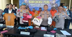 Konferensi pers pengeroyokan wartawan dan staf humas KLH di Mapolres Serang, Senin, 25 Agustus 2025. (Sumber: Poskota/Rahmat Haryono)