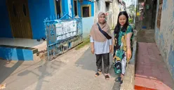 Inka bersama warga menunjukan lokasi keponakannya yang sedang duduk memainkan hp langsung di rampas pelaku. (Sumber: Poskota/Angga Pahlevi)