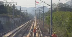 Kereta Cepat Whoosh G1060 relasi Tegalluar Summarecon–Halim sempat tertahan sejenak di jalur KM 111+200 ada layang-layang. (Sumber: Dok. KCIC)