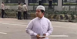 Sosok Badru Kepiting di tengah demo DPR pada Senin, 25 Agustus 2025. (Sumber: TikTok/@ivan_12)