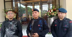 Teknisi Jibom Utama Tingkat II Korps Brimob Polri, Brigjen Pol Agustri Heriyanto (tengah) memberikan pernyataan kepada wartawan di Wisata Juang Korps Brimob Polri, Selasa, 26 Agustus 2025. (Sumber: Poskota/Giffar Rivana)