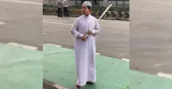Profil lengkap Badru Kepiting, sosok viral yang menjadi sorotan dalam aksi unjuk rasa Bubarkan DPR 2025 di Senayan. Cek ciri khas, momen viral, dan akun medsosnya di sini. (Sumber: X/@dwioktariyadi)