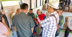 Warga menolak proses konstatering lahan yang dilakukan oleh tim juru sita dari PN Bale Bandung di kawasan Punclut, Desa Pagerwangi, Kecamatan Lembang, Kabupaten Bandung Barat, Selasa, 26 Agustus 2025. (Sumber: POSKOTA | Foto: Gatot Poedji Utomo)