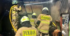 Petugas sedang memadamkan bengkel kopling di kawasan Kelurahan Rorotan, Kecamatan Cilincing, Jakarta Utara, terbakar, Rabu, 27 Agustus 2025. (Sumber: Dok. Damkar Jakut)