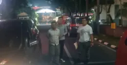 Tersangka kasus pencabulan anak, Darwin Pardede, saat digelandang petugas dari Polres Metro Bekasi setelah ditangkap di kawasan Cakung, Jakarta Timur, Rabu dini hari, 27 Agustus 2025. (Sumber: Istimewa)