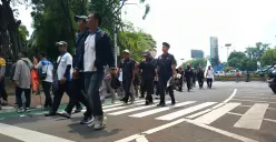 Ribuan massa aksi demo membubarkan diri dari depan Gedung DPR RI, Senayan, Jakarta Pusat, Kamis, 28 Agustus 2025. (Sumber: Poskota/Ali Mansur)