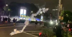 Bentrokan antara massa aksi unjuk rasa dengan aparat kepolisian di sekitar pintu 1 Stadion Utama Gelora Bung Karno, Jakarta Pusat, Kamis malam, 28 Agustus 2025. (Sumber: POSKOTA | Foto: Ali Mansur)