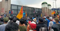 Ribuan mahasiswa dari berbagai kampus berdatangan ke depan Gedung DPR RI, Senayan, Jakarta Pusat. (Sumber: Poskota/Ali Mansur)
