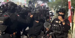 Penangkapan sejumlah demonstran oleh anggota Brimob di dekat Polsek Palmerah, Kamis, 28 Agustus 2025. (Sumber: POSKOTA | Foto: Pandi Ramedhan)