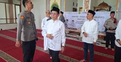 Kapolsek Tajurhalang Iptu Raden Suwito usai memberikan himbauan kamtibmas kepada warga dan tokoh agama dalam kegiatan Jumat Keliling di Masjid Besar Nurul Qomar, Tajurhalang, Kabupaten Bogor, Jumat, 29 Agustus 2025. (Sumber: Poskota/Angga Pahlevi)