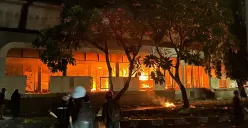Halte Busway Sentral Senen, Jakarta Pusat, dibakar masa aksi, Jumat, 29 Agustus 2025. (Sumber: Poskota/Muhammad Tegar Jihad)