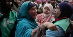 Massa aksi dari kalangan ibu-ibu terlibat dalam demonstrasi (Sumber: Poskota/Bilal Nugraha Ginanjar)