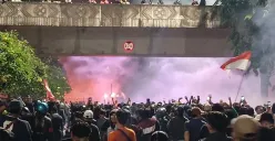 Suasana saat Halte TransJakarta depan Polda Metro Jaya, Jakarta Selatan, dibakar, Jumat, 29 Agustus 2025. (Sumber: Poskota/Ali Mansur)