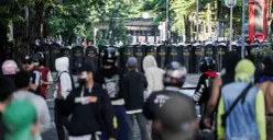 Massa aksi menantang pihak kepolisian dalam demonstrasi di depan Mako Brimob Polda Metro Jaya, Kwitang, Jakarta Pusat, Jumat, 29. Agustus 2025. (Sumber: Poskota/Bilal Nugraha Ginanjar)