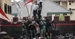 Beberapa massa aksi naik ke atas patung Komjen (Purn) Dr. H. Moehammad Jasin di Marko Brimob Polda Metro Jaya, Kecamatan Senen, Jakarta Pusat, Jumat, 29 Agustus 2025. (Sumber: Poskota/Bilal Nugraha Ginanjar)