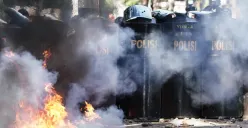 Pihak keamanan memakai tameng baji saat demonstrasi di depan Mako Brimob Polda Metro Jaya, Kwitang, Jakarta Pusat, Jumat, 29 Agustus 2025. (Sumber: Poskota/Bilal Nugraha Ginanjar)