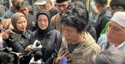 Anggota DPR RI, Adian Napitupulu, menyampaikan keterangan kepada awak media usai melayat ke rumah duka Affan Kurniawan, driver ojol yang tewas dilindas rantis Brimob, Sabtu, 30 Agustus 2025. (Sumber: POSKOTA | Foto: Pandi Ramedhan)