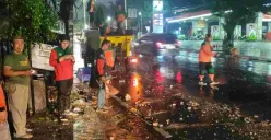 DLH angkut sampah pasca demo. (Sumber: jakarta.go.id)