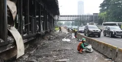 Petugas Dinas Lingkungan Hidup Jakarta saat membersihkan sisa-sisa sampah dan puing fasum imbas unjuk rasa. (Sumber: Dok DLH DKI Jakarta)