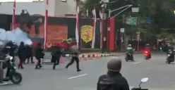 Aparat kepolisian berjaga dan menembakkan gas air mata saat massa melakukan aksi anarkis di depan Markas Brimob Kelapa Dua, Depok, Sabtu, 30 Agustus 2025. (Sumber: Istimewa)