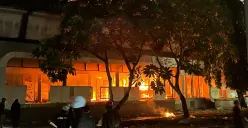 Pembakaran Halte Busway Sentral Senen, Jakarta Pusat oleh masa anarko, Jumat, 29 Agustus 2025. (Sumber: Poskota/M. Tegar Jihad)