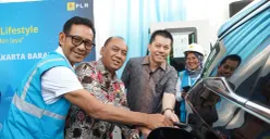 GM PLN UID Jakarta Raya, Moch. Andy Adchaminoerdin melakukan simulasi pengisian daya kendaraan listrik sebagai simbol kolaborasi menuju masa depan energi bersih. (Sumber: Dok. PLN UID Jakarta Raya)