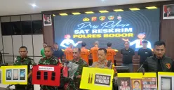 Jajaran Polres Bogor menunjukkan barang bukti yang disita dari para tersangka penyerangan Mako Satlat Brimob di Cikeas, Bogor. (Sumber: POSKOTA | Foto: Giffar Rivana)