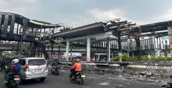Halte Senen Toyota Rangga, Jakarta Pusat, terbakar. (Sumber: Poskota/Muhammad Tegar Jihad)