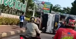 Tangkap layar truk tronton pembawa batu kerikil terbalik di Jalan Raya Parung, Kecamatan Kemang, Kabupaten Bogor.