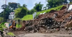 Alat berat diturunkan untuk mengevakuasi material longsoran tanah akibat TPT yang ambruk di Jalan Terusan Gegerkalong Hilir, Desa Sariwangi, Kecamatan Parongpong, KBB, Senin, 1 Desember 2025. (Sumber: POSKOTA | Foto: Gatot Poedji Utomo)