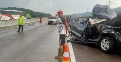 Kondisi di lokasi kejadian truk Fuso yang menghantam sejumlah mobil di KM 115 Tol Cipularang, Selasa 2 Desember 2025. (Sumber: POSKOTA | Foto: Gatot Poedji Utomo)