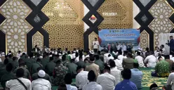 Warga Kabupaten Bogor menggelar doa istigasah kubro untuk korban bencana Sumatera di Masjid Baitul Faizin, Cibinong, Selasa, 2 Desember 2025. (Sumber: POSKOTA | Foto: Giffar Rivana)