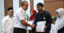 Wali Kota Bekasi, Tri Adhianto menyerahkan bantuan beasiswa kepada mahasiswa se- Kota Bekasi. (Sumber: Dok. Pemkot Bekasi)