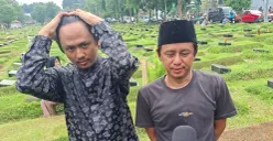 Anak Epy Kusnandar, Kodrat, 37 tahun, dan Damar, 33 tahun, saat pemakaman sang ayah (Sumber: Poskota/Angga Pahlevi)