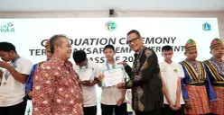 General Manager PLN UID Jakarta Raya, Moch. Andy Adchaminoerdin, memberikan sertifikat kelulusan kepada peserta pelatihan braille untuk disabilitas netra. (Sumber: Dok. PLN UID Jakarta Raya)