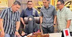 Potret Wardatina Mawa (tengah) yang didamping kuasa hukumnya saat menjalani pemeriksaan di Polda Metro Jaya atas kasus dugaan perselingkuhan Inara Rusli dan Insanul Fahmi. (Sumber: Instagram/@wardatinamawa)