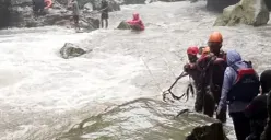 Petugas Damkar mengevakuasi lima wisatawan asal Cibinong yang terjebak di Curug Seribu, Pamijahan, Kabupaten Bogor. (Sumber: Dok. Damkar Bogor)